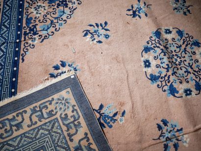 Tapis en laine, Chine

243 x 346 cm.
