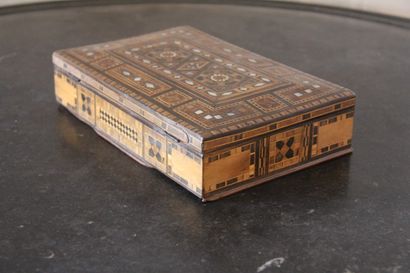 Boite rectangulaire en bois de placage, nacre,...