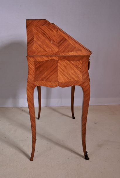 Bureau de pente en bois de placage marqueté...
