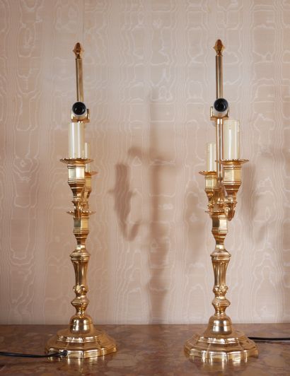 *Paire de candélabres en bronze doré à deux...
