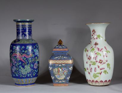 Trois potiches en porcelaine polychrome,...