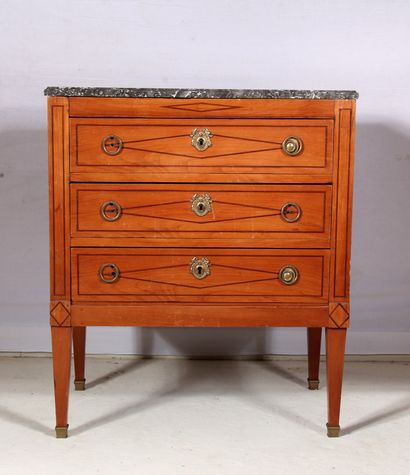Commode en bois de placage à trois tiroirs,...