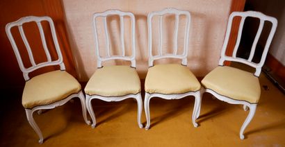 *Quatre chaises en bois laqué blanc à dossier...