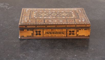 Boite rectangulaire en bois de placage, nacre,...