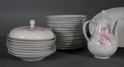 Partie de service de table en porcelaine...