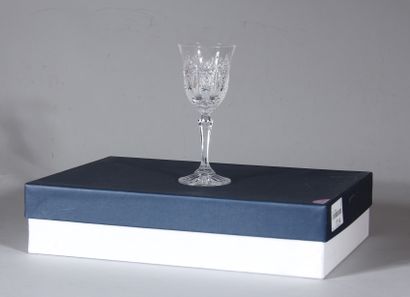Vingt quatre verres sur pied en cristal taillé,...
