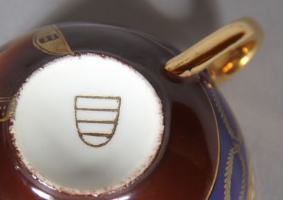 Deux tasses et sous-tasses en porcelaine...