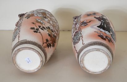 Paire de vases à deux anses en faïence à...