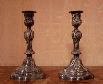 *Paire de bougeoirs en bronze argenté, style...