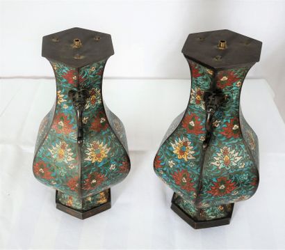 Paire de vases à deux anses en métal cloisonné...