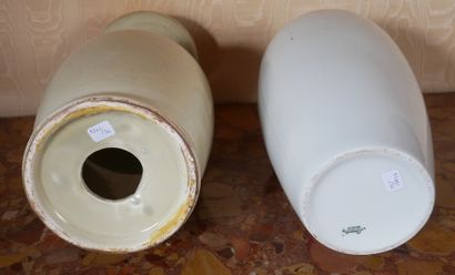 *Lot :
- Vase balustre en porcelaine blanche,...