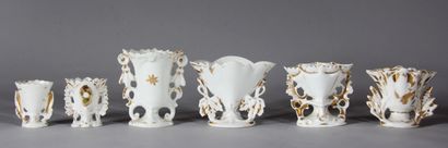 Lot de vases d'église en porcelaine blanche...