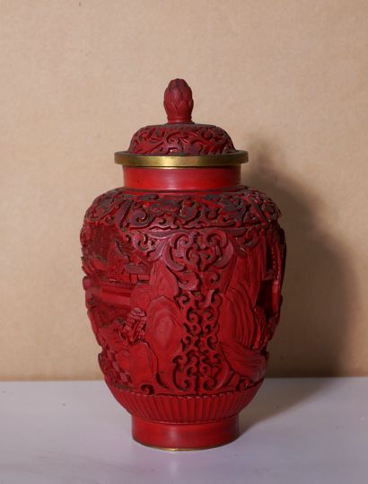 *Vase couvert sur talon en métal émaillé...