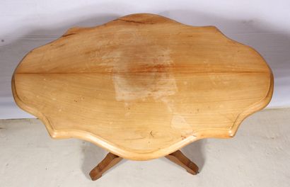 Guéridon à plateau ovale violonné en bois...