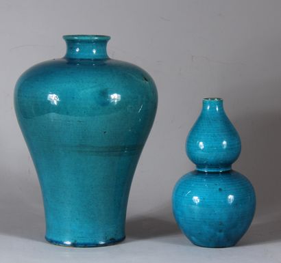 Deux vases en céramique à engobe turquoise,...