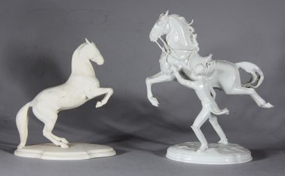 Deux groupes en biscuit et porcelaine représentant...