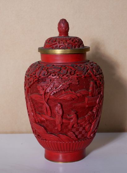 *Vase couvert sur talon en métal émaillé...
