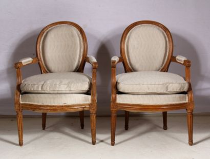 Paire de fauteuils cabriolets à dossier trapèze,...