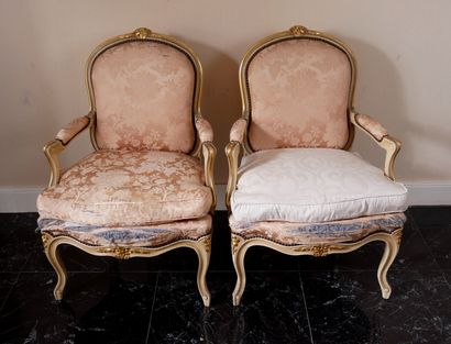 Paire de fauteuils à dossier droit en bois...