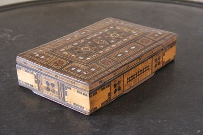 Boite rectangulaire en bois de placage, nacre,...