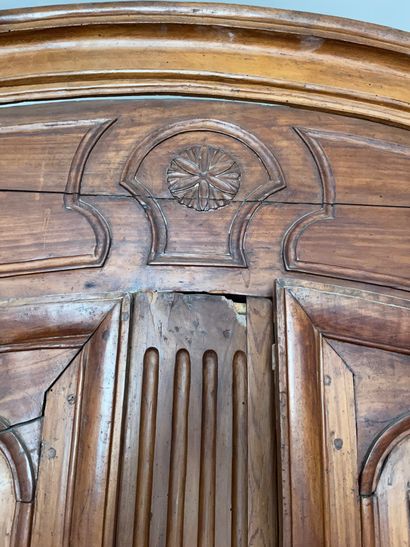 Importante armoire en bois naturel à deux...