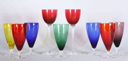 Sept verres à eau conique sur pied en verre...