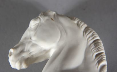 Deux groupes en biscuit et porcelaine représentant...