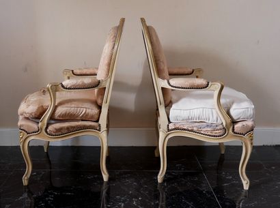Paire de fauteuils à dossier droit en bois...