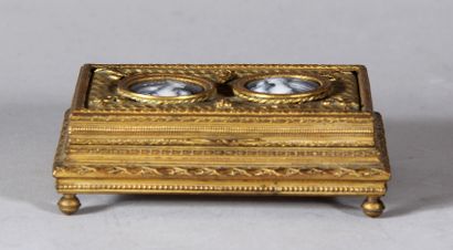 Boite à bijoux quadripode en bronze et ornée...