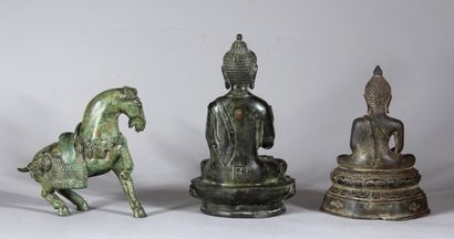 Lot en bronze, Extrême-Orient : deux bouddhas...