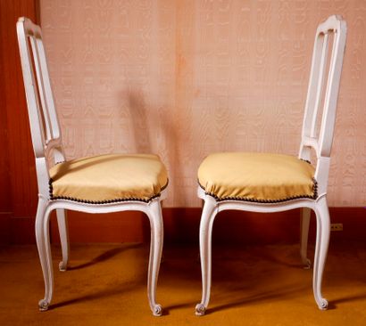 *Quatre chaises en bois laqué blanc à dossier...