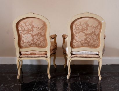 Paire de fauteuils à dossier droit en bois...