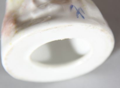 Six sculptures en porcelaine polychrome en...