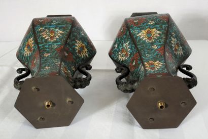 Paire de vases à deux anses en métal cloisonné...