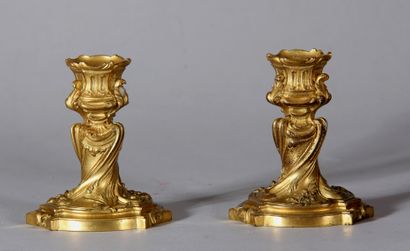Paire de bougeoirs toilette en bronze à décor...