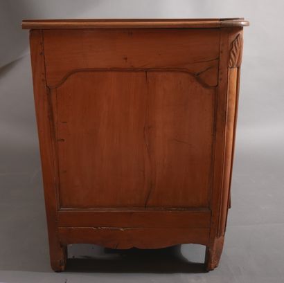 Commode galbée en bois naturel à quatre tiroirs...