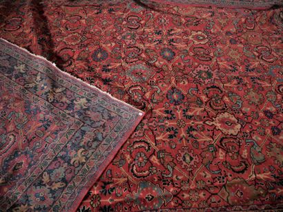 Tapis en laine à décor floral, Caucase

350...