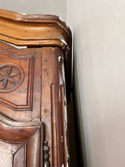 Importante armoire en bois naturel à deux...