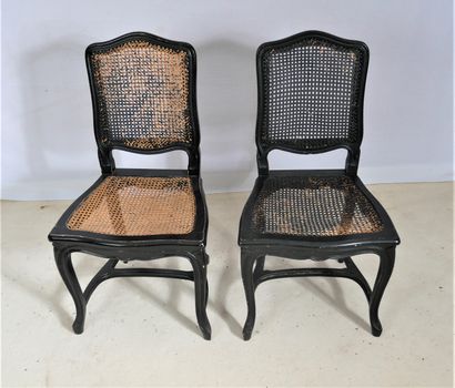 Treize chaises cannées à dossier droit en...