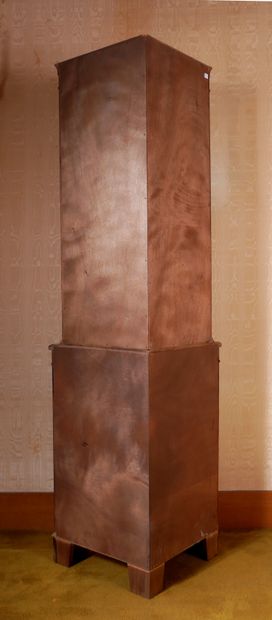 *Encoignure-vitrine d'angle en bois de placage,...