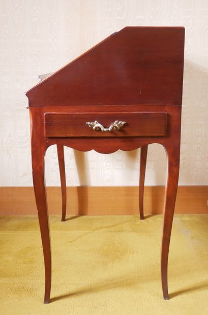 *Bureau de pente en bois naturel à deux tiroirs...