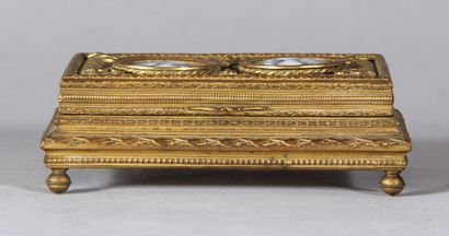 Boite à bijoux quadripode en bronze et ornée...