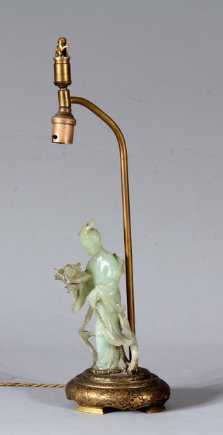 Pied de lampe à base ovale en métal laquée...