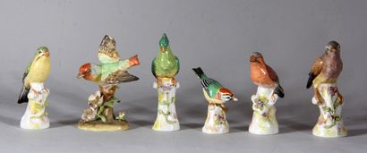 Six sculptures en porcelaine polychrome en...