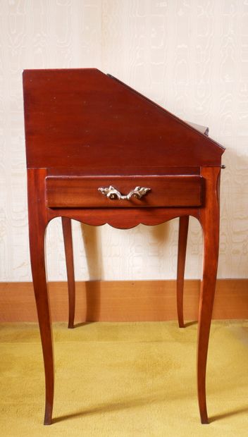 *Bureau de pente en bois naturel à deux tiroirs...