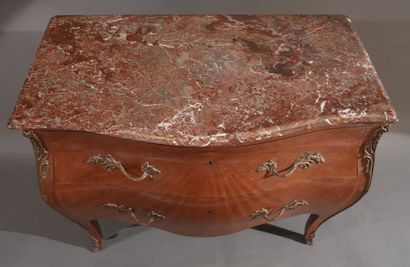 Commode galbée à deux tiroirs sans traverse...