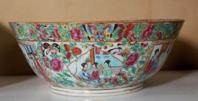 *Lot comprenant une coupe en porcelaine de...