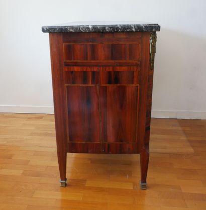 Commode en bois de placage marquetée de filets...