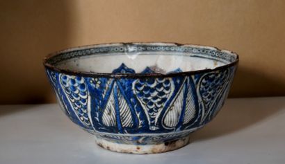 *Lot comprenant une coupe en porcelaine de...