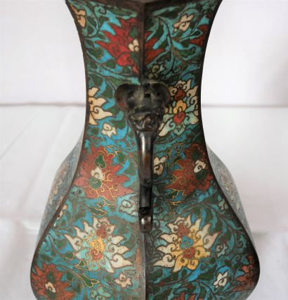 Paire de vases à deux anses en métal cloisonné...